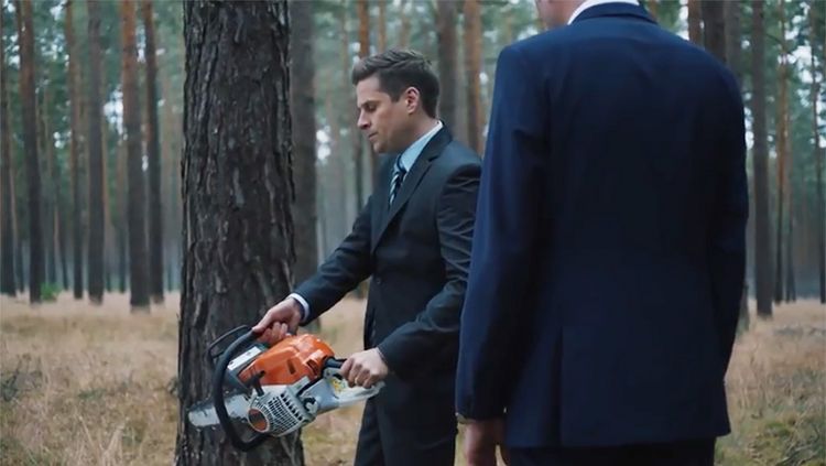 Banker im Wald mit Motorsäge