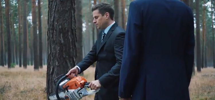 Banker im Wald mit Motorsäge