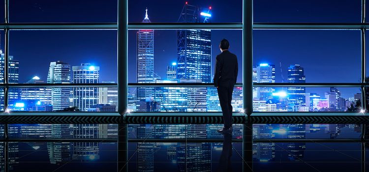 Banker schaut auf die Skyline der Stadt