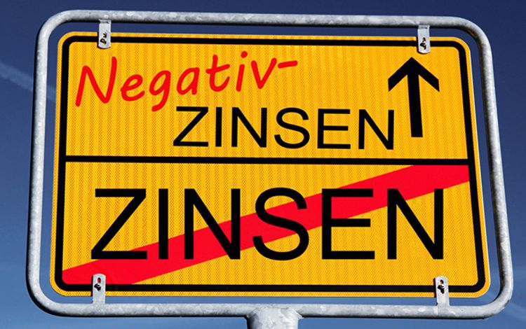 Schild mit Aufdruck Negativzinsen