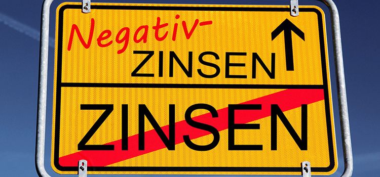 Schild mit Aufdruck Negativzinsen