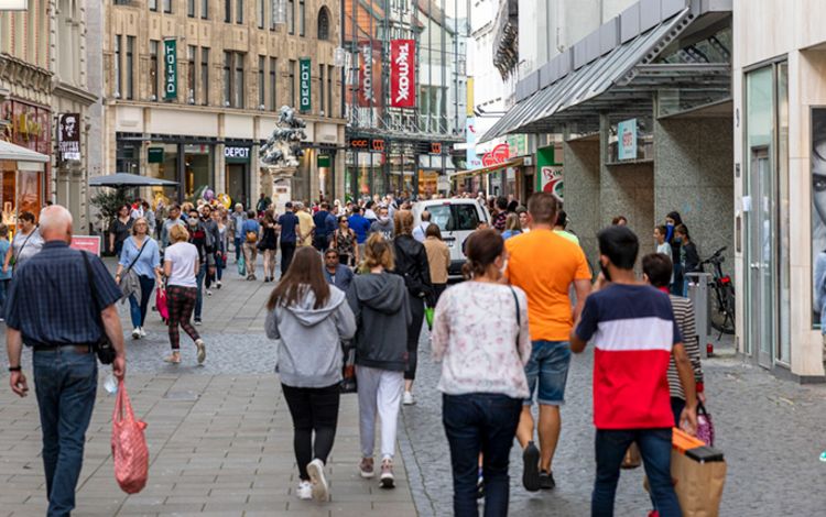 Touristen schlendern in der Gasse einer schönen deutschen Kleinstadt