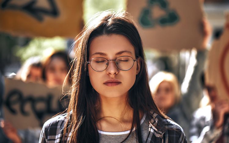 Junge Frau an Klima-Demonstration