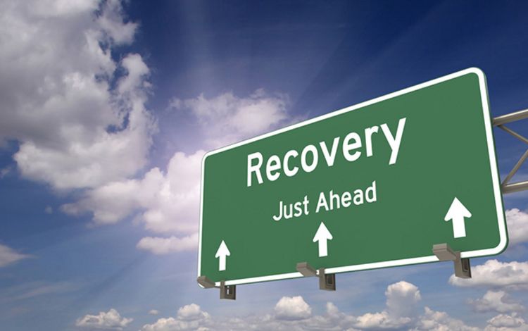 Schild auf der Autobahn mit Aufschrift: Recovery, just ahead