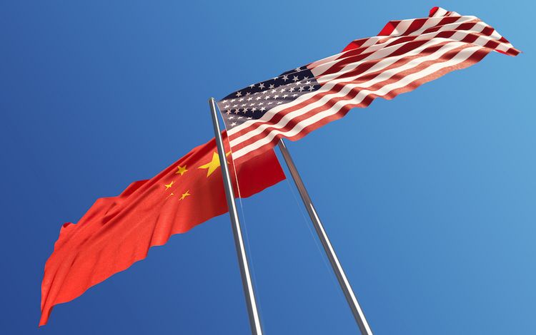 Flaggen von USA und China im Wind