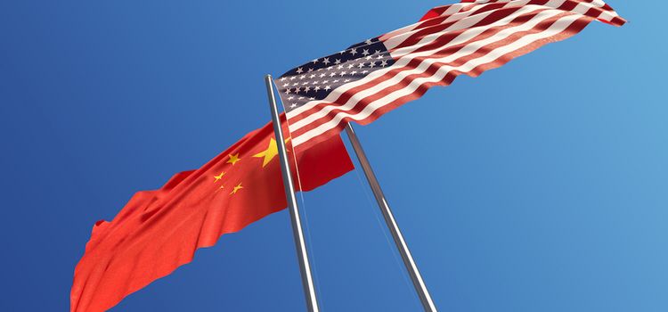 Flaggen von USA und China im Wind