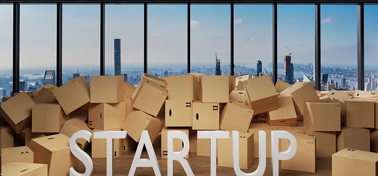 Raum eines Startups mit Umzugskartons