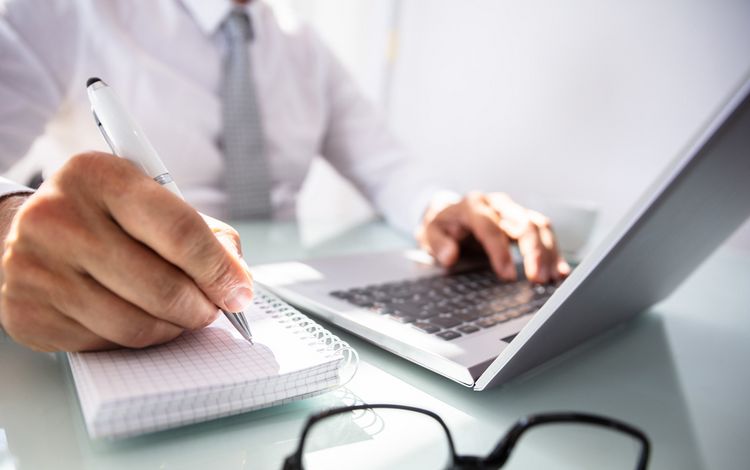 Journalist bei einer Recherche am PC