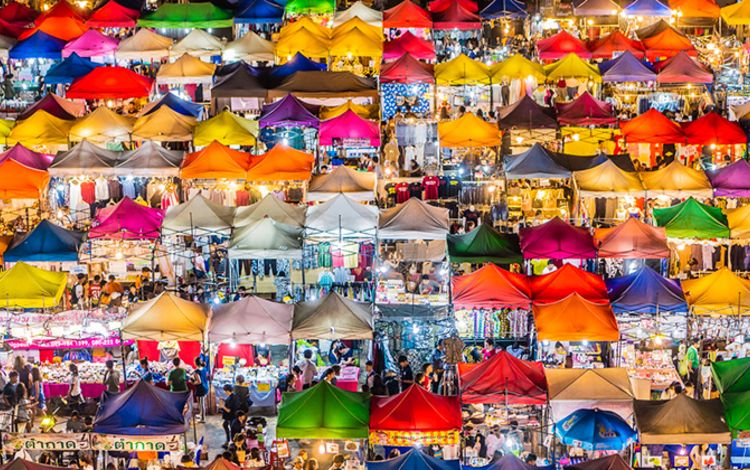 Marktplatz mit bunten Marktständen