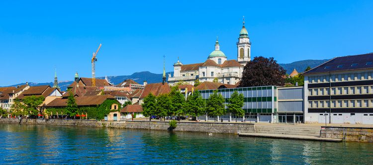 Stadt Solothurn mit Fluss im Vordergrund