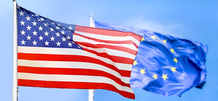 Die Flaggen von USA und der EU