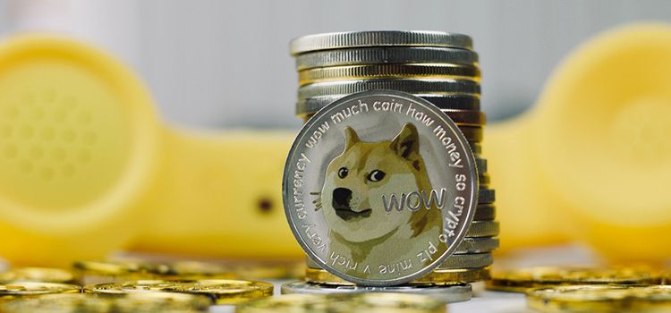 Die Kryptowährung Dogecoin als Münze dargestellt