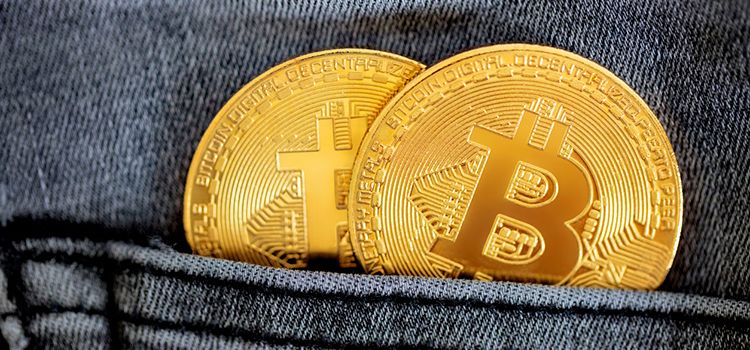 Bitcoin in einer Jeanstasche