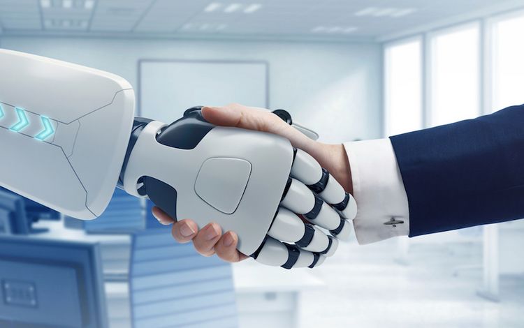 Roboter und Mensch geben sich die Hand