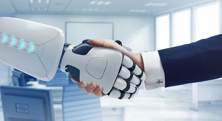 Roboter und Mensch geben sich die Hand