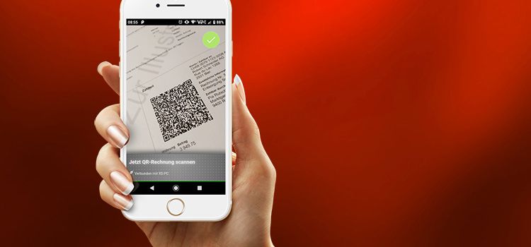 Smartphone, das einen QR-Code erfasst