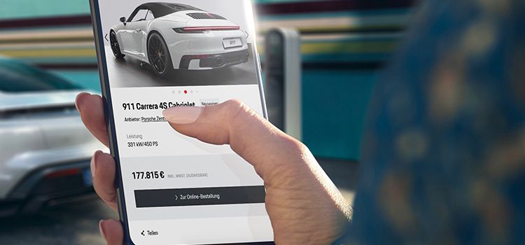 Kundin bestellt einen Porsche online auf dem Smartphone