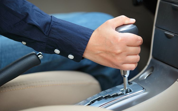 Hand an einer Gangschaltung im Auto