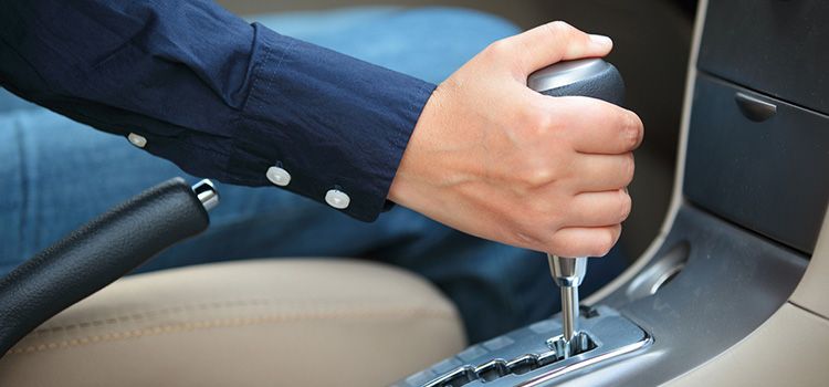 Hand an einer Gangschaltung im Auto