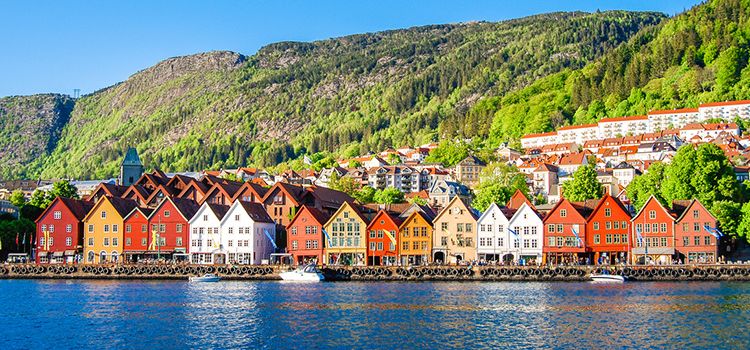 Küste mit bunten Häusern in Norwegen