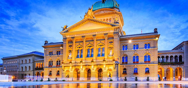 Das Bundeshaus in Bern bei Nacht