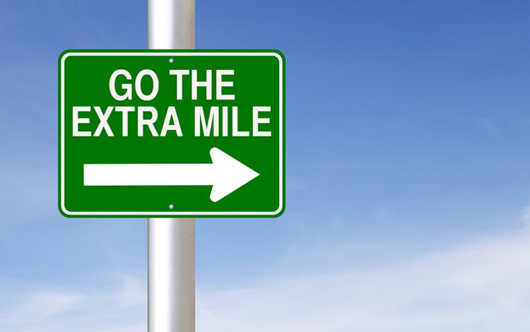 Schild mit Aufschrift Extra Mile