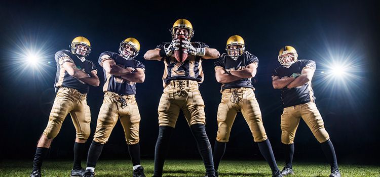 Spieler des American Football auf dem Rasen im Stadion