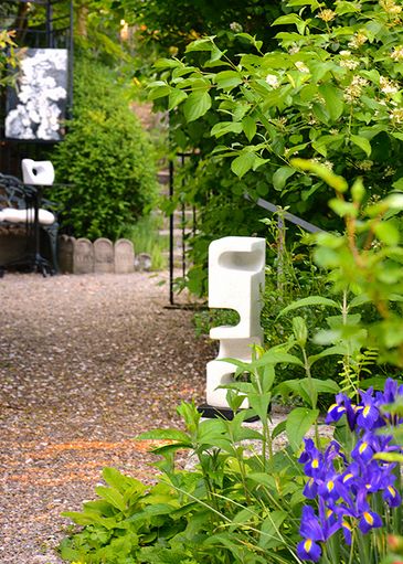 Kunstwerke im Garten an einer Ausstellung