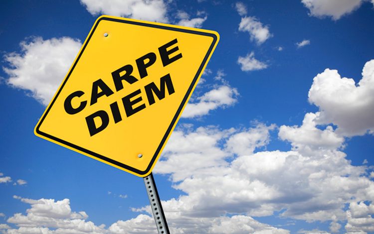 Verkehrsschild mit Aufdruck Carpe Diem