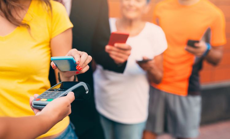 Menschen beim mobilen Bezahlen