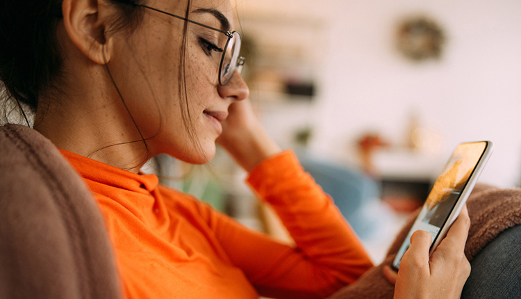 Junge Frau mt Smartphone in der Hand