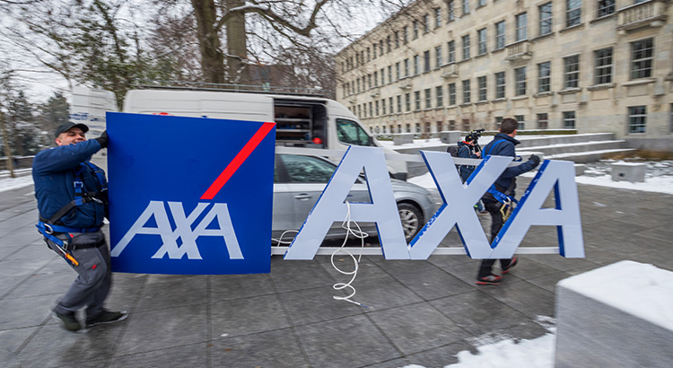 Zwei Arbeiten tragen eine Leuchtreklame Axa Versicherungen