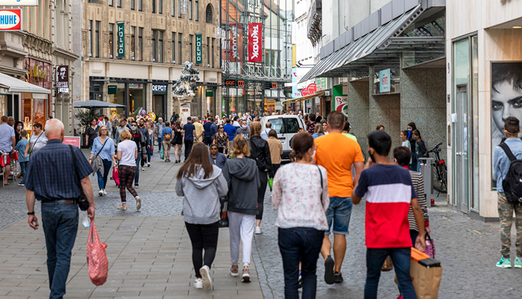 Touristen schlendern in der Gasse einer schönen deutschen Kleinstadt