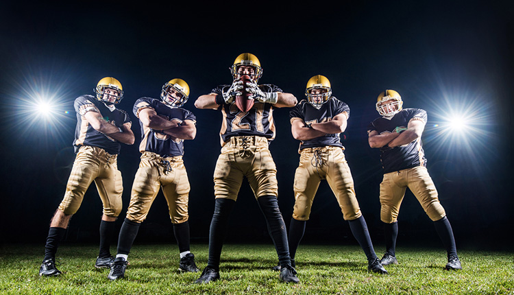 Spieler des American Football auf dem Rasen im Stadion