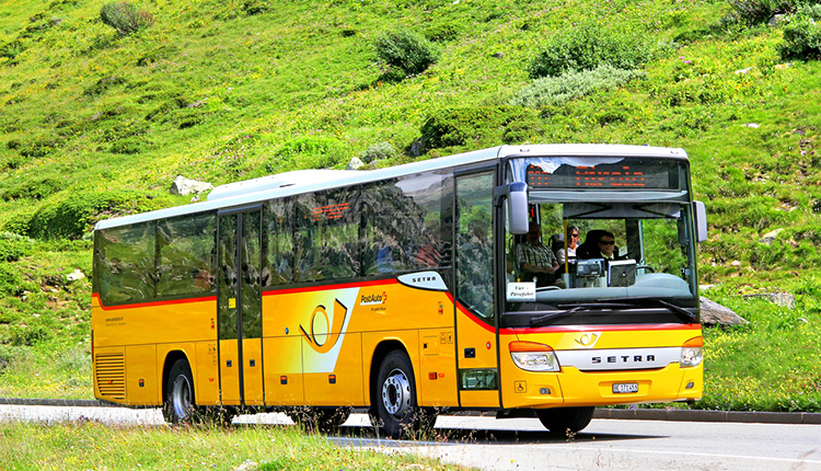 Postauto der Schweiz auf der Gotthardstrecke.