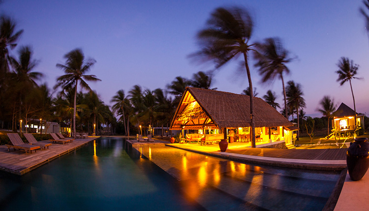 Luxuriöses Hotel-Resort in der Nacht mit Pool