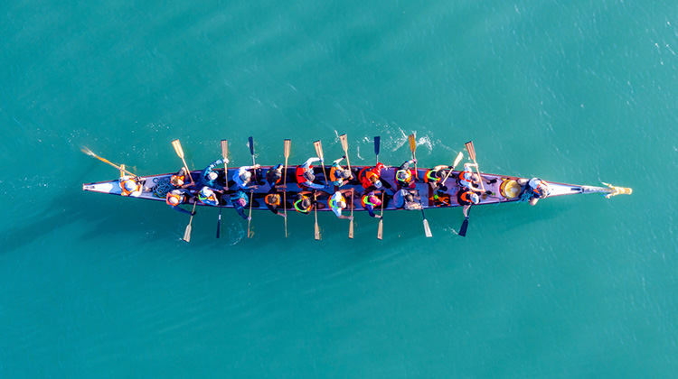 Ein Ruderboot von oben