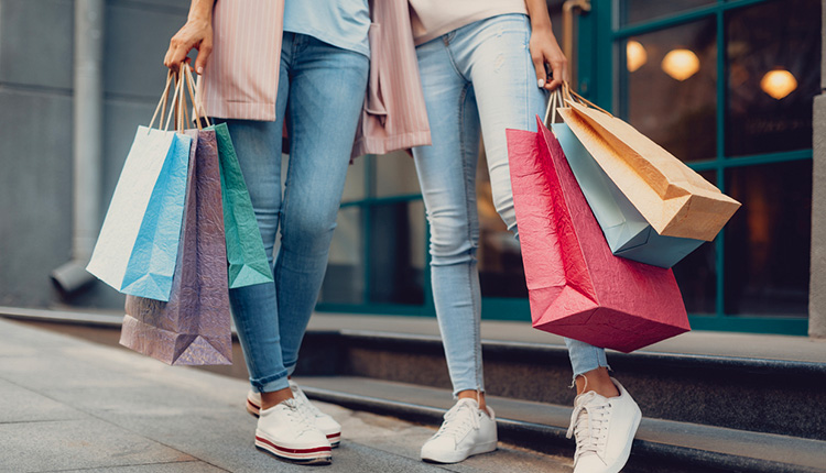 Junge Frauen mit Shopping Bags