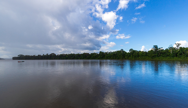 Fluss mit Sonne und Regen