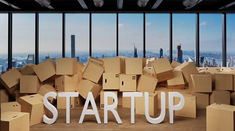 Raum eines Startups mit Umzugskartons