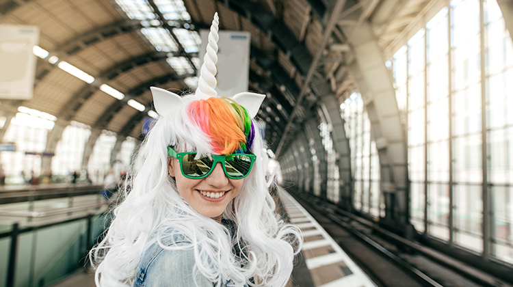 Junge Frau als Unicorn verkleidet