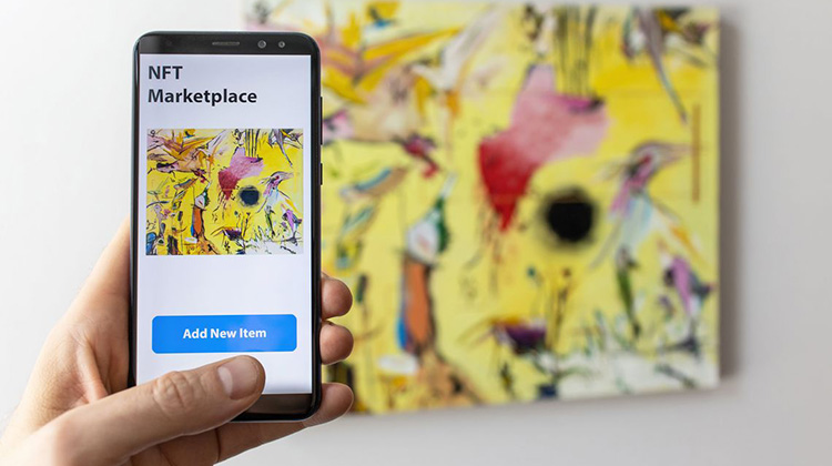 Symbol für NFTs: Smartphone fotografiert ein Gemälde an der Wand