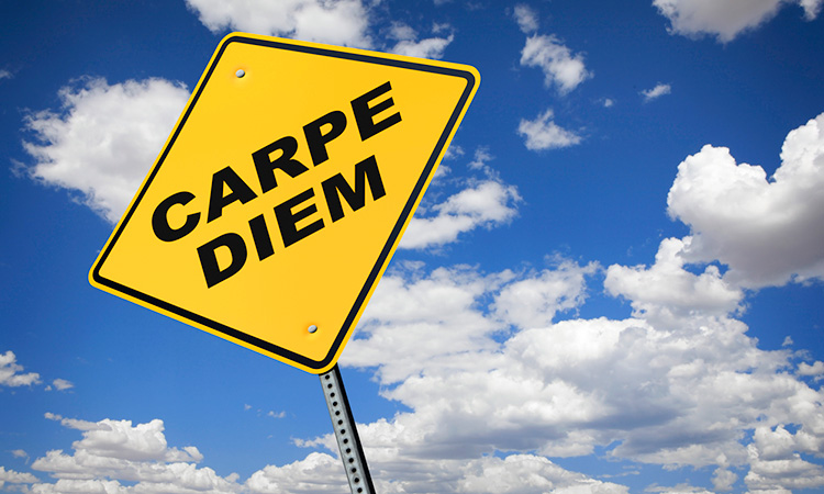 Verkehrsschild mit Aufdruck Carpe Diem