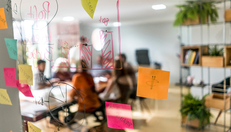 Team in einem Büro am Arbeiten