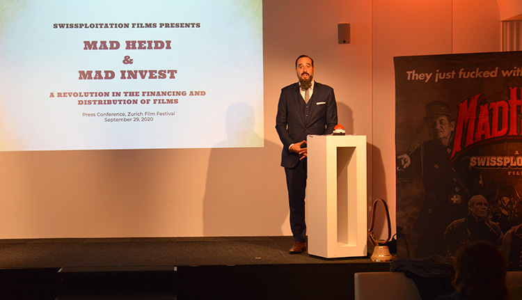 German Ramirez auf der Bühne an der Medienkonferenz von Mad Heidi