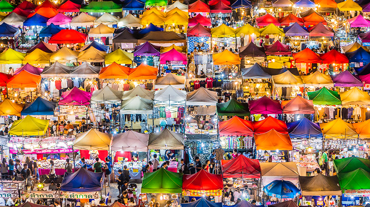 Marktplatz mit bunten Marktständen