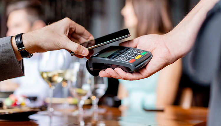 Smartphone beim Mobile Payment