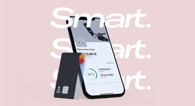 Smartphone und Debitkarte des Smart-Kontos von N26