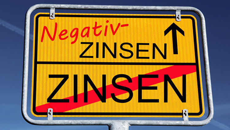 Schild mit Aufdruck Negativzinsen