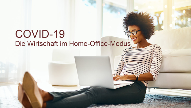 Junge Frau im Home Office entspannt beim Arbeiten